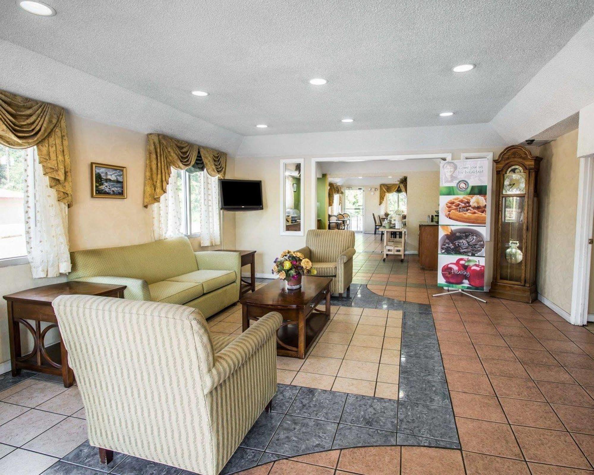 Red Roof Inn Evergreen Extérieur photo