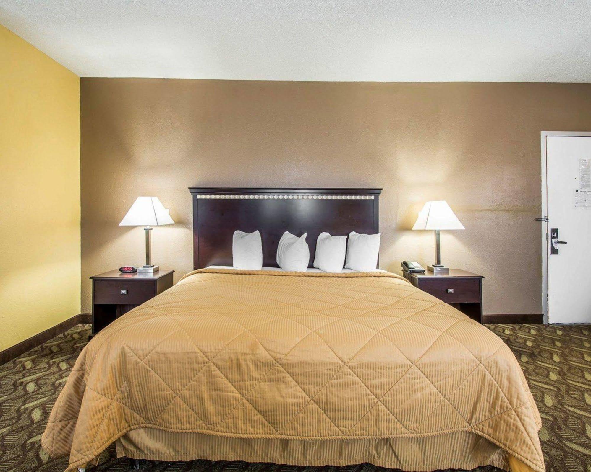Red Roof Inn Evergreen Extérieur photo